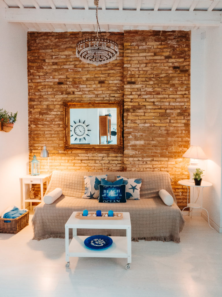 Valencia airbnb living room